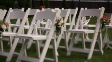Düğünde beyaz sandalye