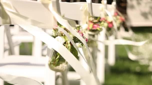 Satijnen linten versieren huwelijk ceremonie stoelen — Stockvideo