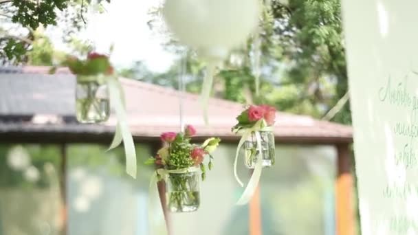 Quatre vases décoratifs avec des fleurs accroché 