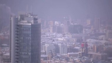 Evlerin arka planda uzun cam gökdelen