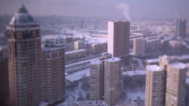 Quatro casas residenciais altas na neve — Vídeo de Stock