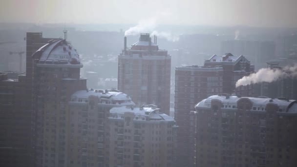 Wieżowiec najbliższych budynków zimą z rur dymu — Wideo stockowe