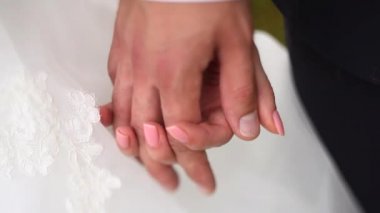 Gelin ve damat onların düğününde elele