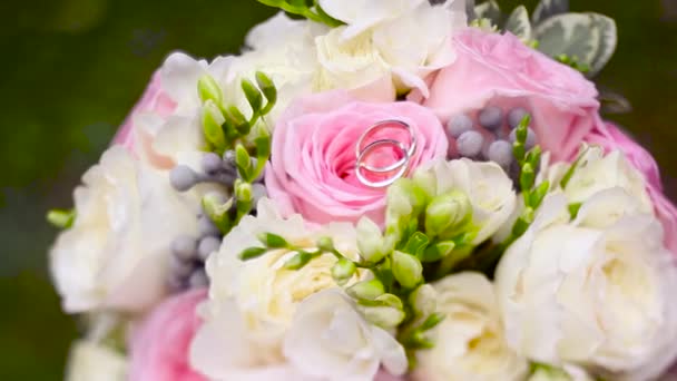 Two wedding rings on a bouquet — Stock Video