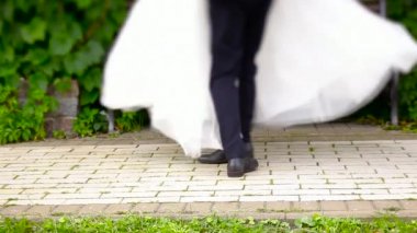 O'nun silah ve çember içinde Gelin Damat asansörleri