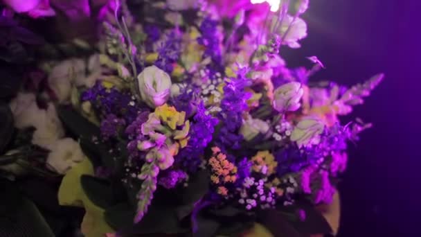 Hermoso ramo de flores en la oscuridad — Vídeo de stock