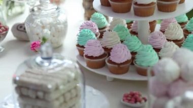 Cupcakes ile renkli krem ve tatlılar düğün