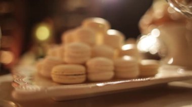 bir partide bir tepside acıbadem kurabiyesi