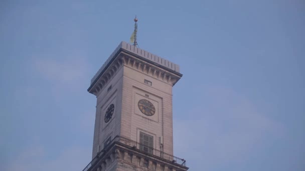 Med flaggan tornet på en bakgrund av blå himmel — Stockvideo