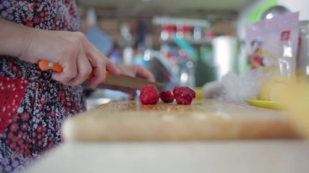 Vrouw snijdt tomaten — Stockvideo