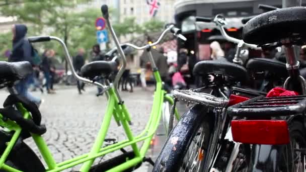 Tres puestos de bicicletas aparcados en la calle — Vídeos de Stock