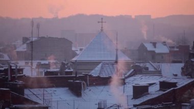 Kış gündoğumu rooftops üzerinde