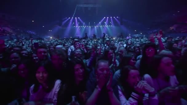 Toeschouwers te wachten voor de concert-voorstellingen — Stockvideo