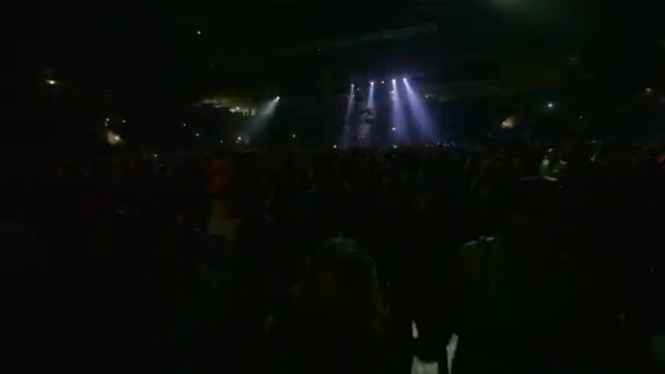 Folk dansar på konserten med lumiere — Stockvideo
