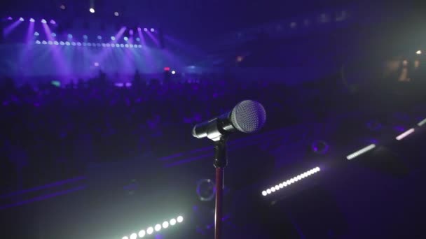Mikrofon på scenen på nära håll — Stockvideo