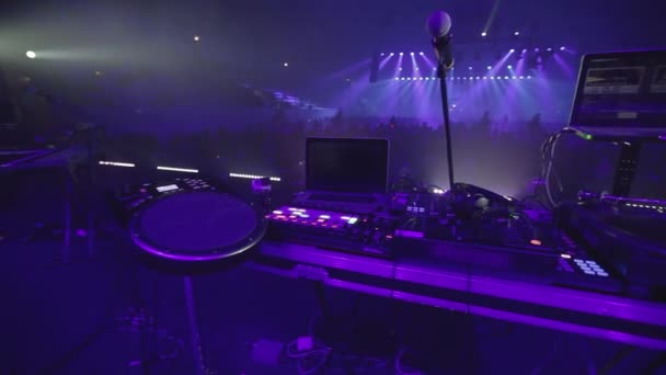 Configuração para o DJ no palco — Vídeo de Stock