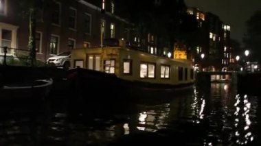 Amsterdam'da su gece bir ev