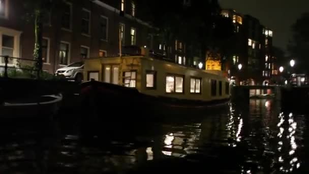 Uma casa na água em Amsterdã à noite — Vídeo de Stock