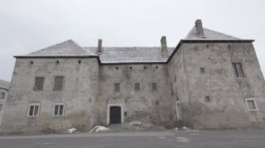 bir kış gününde gri taş Castle
