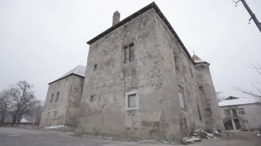 bulutlu bir günde bir ortaçağ kalesi