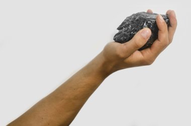 Beyaz arka plan üzerinde kömür parçası tutan erkek el