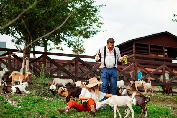 Una Familia Feliz Hombre Una Mujer Sombrero Relajarse Reír Una — Foto de Stock