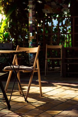 Sıcak yaz kafesi, restoranı, şık bir iç mimarisi ve mobilyası var.