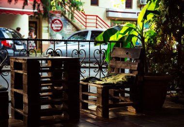 Sıcak yaz kafesi, restoranı, şık bir iç mimarisi ve mobilyası var.