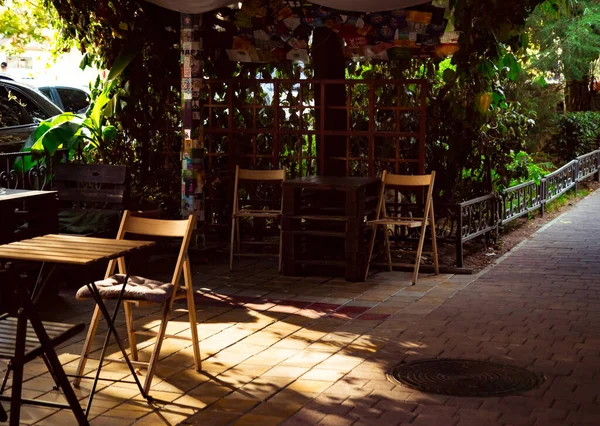 Gemütliches Sommer Café Freien Restaurant Mit Stilvollem Interieur Und Möbeln — Stockfoto