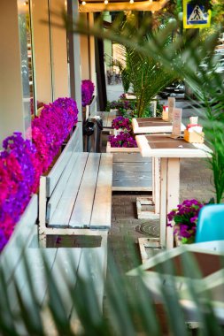 Sıcak yaz kafesi, restoranı, şık bir iç mimarisi ve mobilyası var.