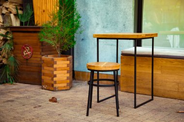 Sıcak yaz kafesi, restoranı, şık bir iç mimarisi ve mobilyası var.