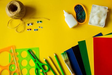 Yaratıcılık için okul konuları sarı bir arka planda, kopyalayacak bir yeri olan