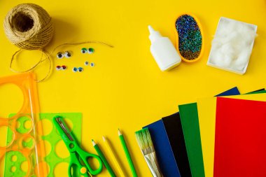 Yaratıcılık için okul konuları sarı bir arka planda, kopyalayacak bir yeri olan