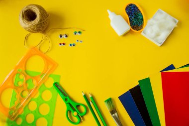 Yaratıcılık için okul konuları sarı bir arka planda, kopyalayacak bir yeri olan