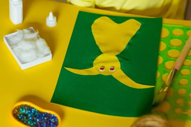 Adım adım talimatlar, renkli kağıt uygulaması, Paskalya tavşanı, çocukların elleriyle yapılan.