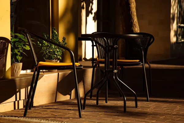 街上夏季咖啡馆用的明亮时髦的家具 — 图库照片