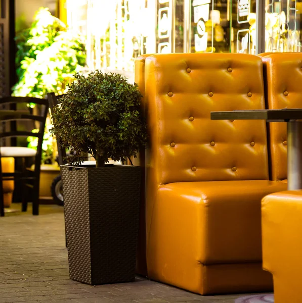 Helle Und Stilvolle Möbel Für Ein Sommercafé Auf Der Straße — Stockfoto