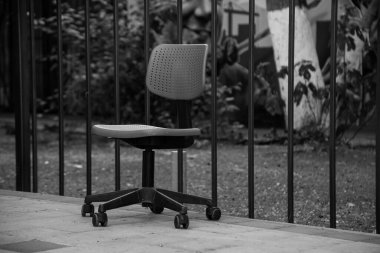 Eski bir sandalye, sokakta duran eski bir sandalyedir. Bir yaz günü sokakta duran.