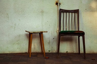 Eski bir sandalye, sokakta duran eski bir sandalyedir. Bir yaz günü sokakta duran.