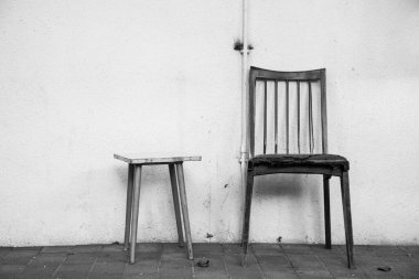 Eski bir sandalye, sokakta duran eski bir sandalyedir. Bir yaz günü sokakta duran.