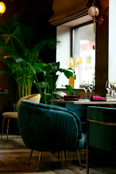 Hermoso Elegante Interior Restaurante Con Mesa Con Platos Muebles — Foto de Stock