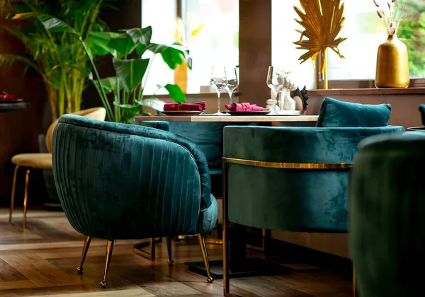 Hermoso Elegante Interior Restaurante Con Mesa Con Platos Muebles — Foto de Stock