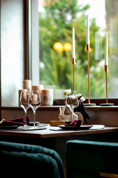 Красивий Стильний Інтер Ресторані Обстановкою Столу Посудом Меблями — стокове фото
