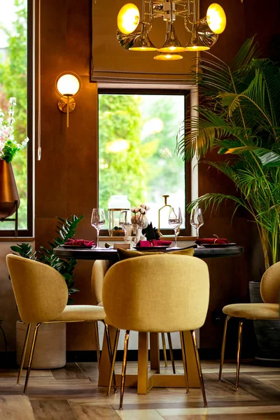Hermoso Elegante Interior Restaurante Con Mesa Con Platos Muebles — Foto de Stock