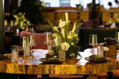 Eko ve kırsal tarzda güzel ve şenlikli bir masa.