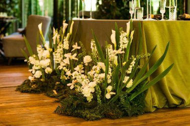 Eko ve kırsal tarzda güzel ve şenlikli bir masa.