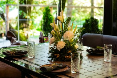 Eko ve kırsal tarzda güzel ve şenlikli bir masa.