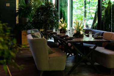 Eko ve kırsal tarzda güzel ve şenlikli bir masa.