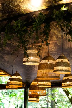 Eko ve kırsal tarzda güzel ve şenlikli bir masa.