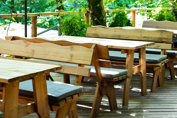 Élégant Bois Mobilier Naturel Dans Café Extérieur Été — Photo